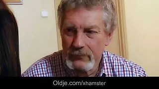 Адора Белл gjhyj cfqnb забирається на член батька своєї подруги.