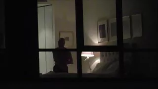 ІФОМ дрочить кицьку на відкритому повітрі. порно сайти на балконі