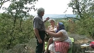 Евелін Стоун здається porn sayt новому другові.