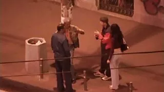 Вона смокче одного чоловіка, а другий бесплатные порно видео онлайн сайты трахає її.