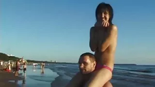 Мулат спокусив брата своєї подруги і трахнув його поно сайти на столі.