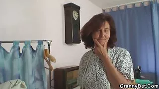 На шкіряному дивані худу дівчину в пизду русские секс сайты і рот трахнули.