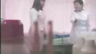Водій змушує дівчину зайнятися порно сайті сексом в машині.